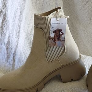 BRAND NEW Sincerely Jules Lifestyle cream boots.